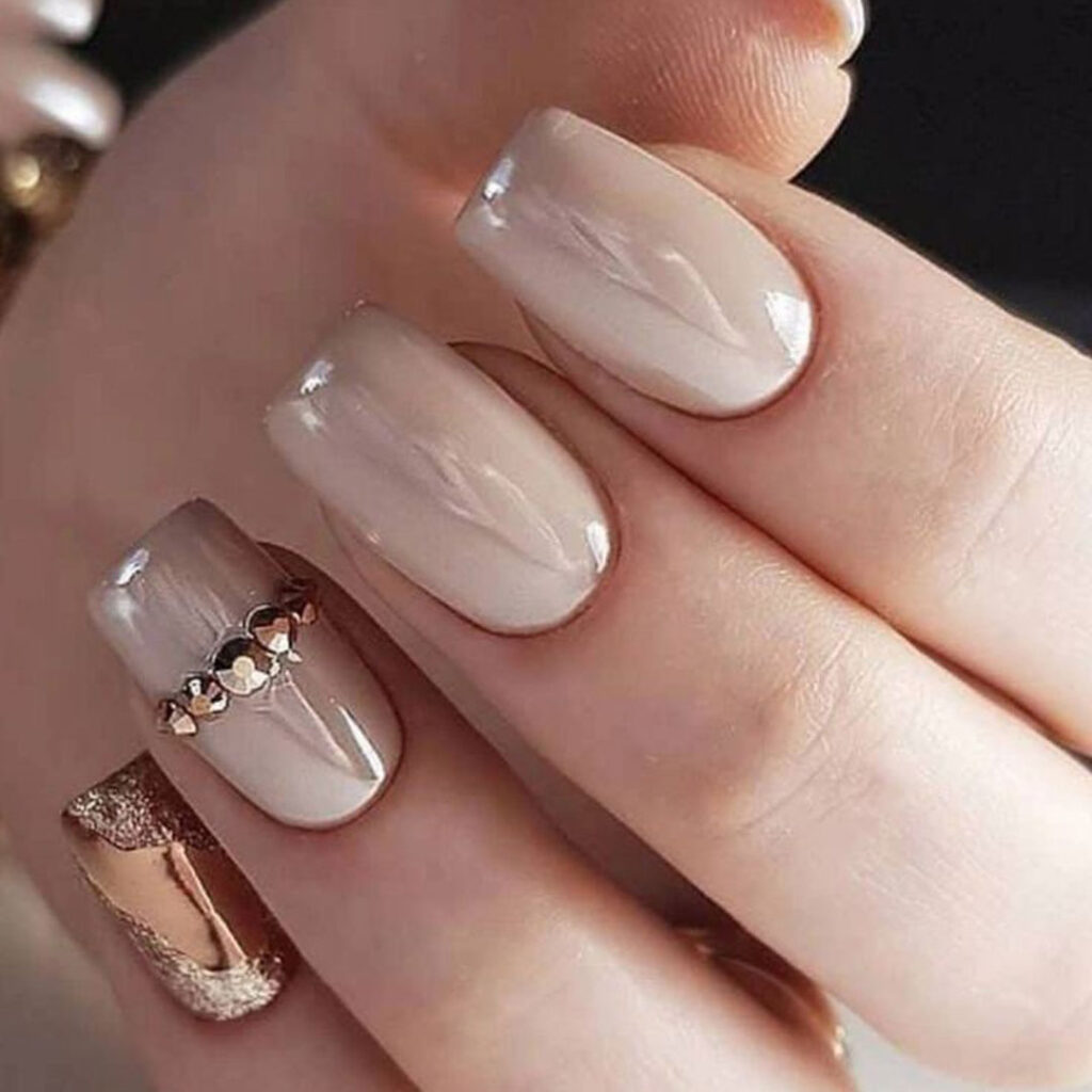 دیزاین ناخن با تم کرمی مینیمال
