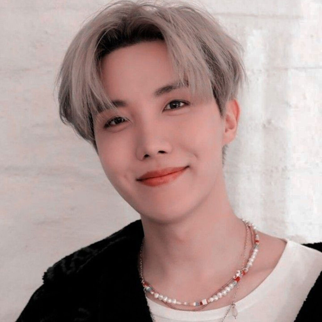 عکس J-Hope از BTS با لبختد جذاب