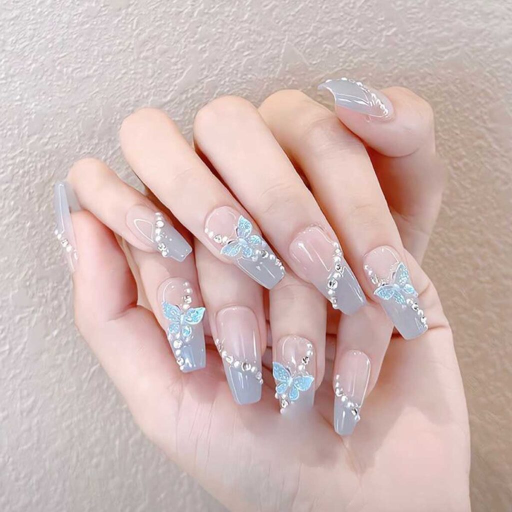 کاشت ناخن ساده و شیک با گل سه‌بعدی سفید روی ناخن حلقه