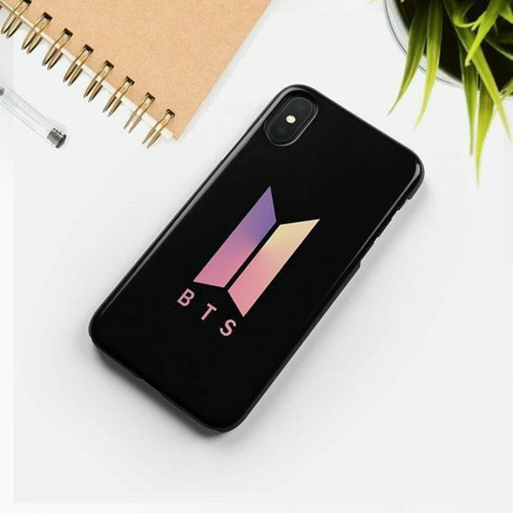 قاب گوشی مشکی برای آرمی‌ها با تم BTS