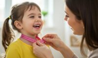 راهنمای کامل سایز گردنبند بچه‌گانه + جدول و نکات طلایی