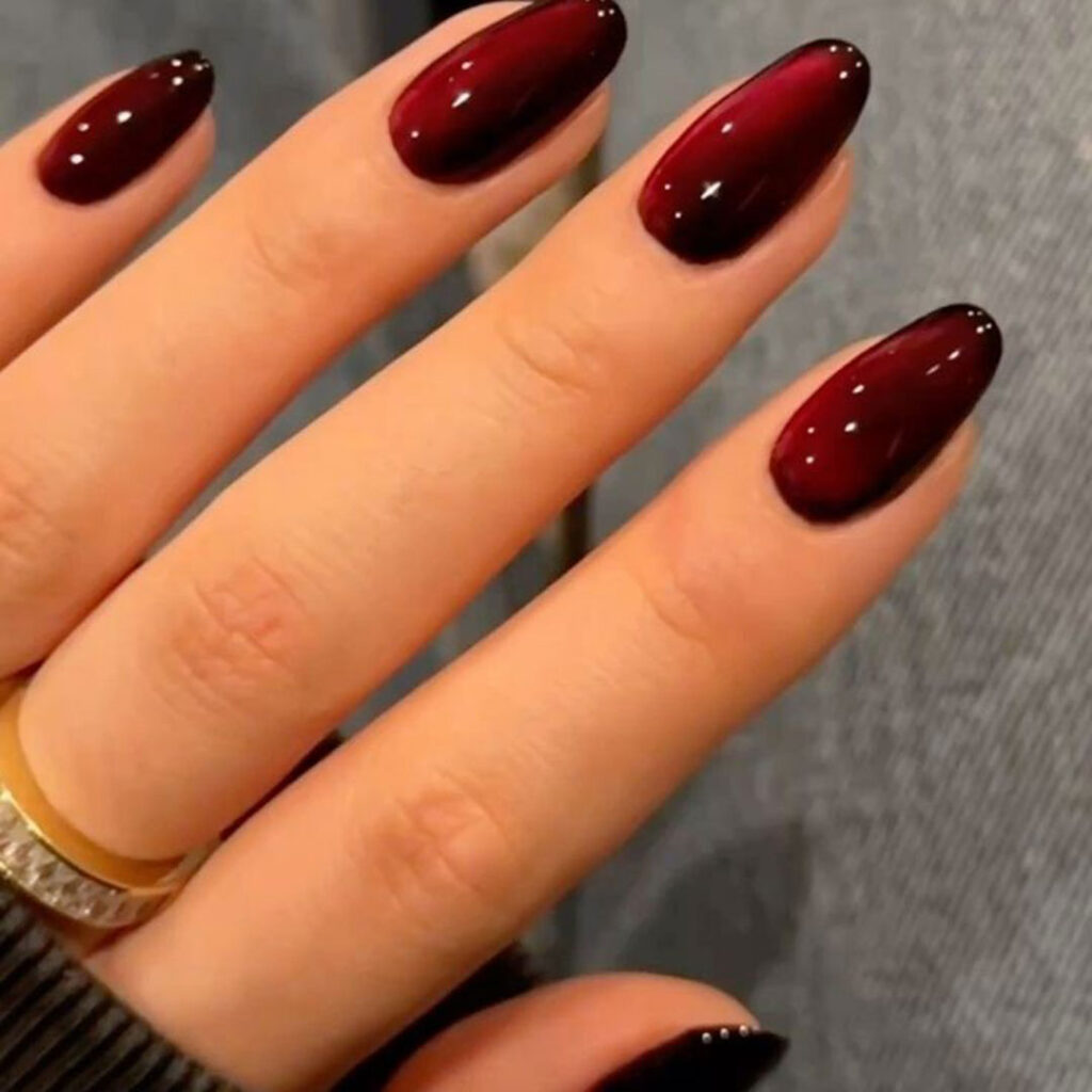 طراحی ناخن با لاک قرمز چشم گربه ای
