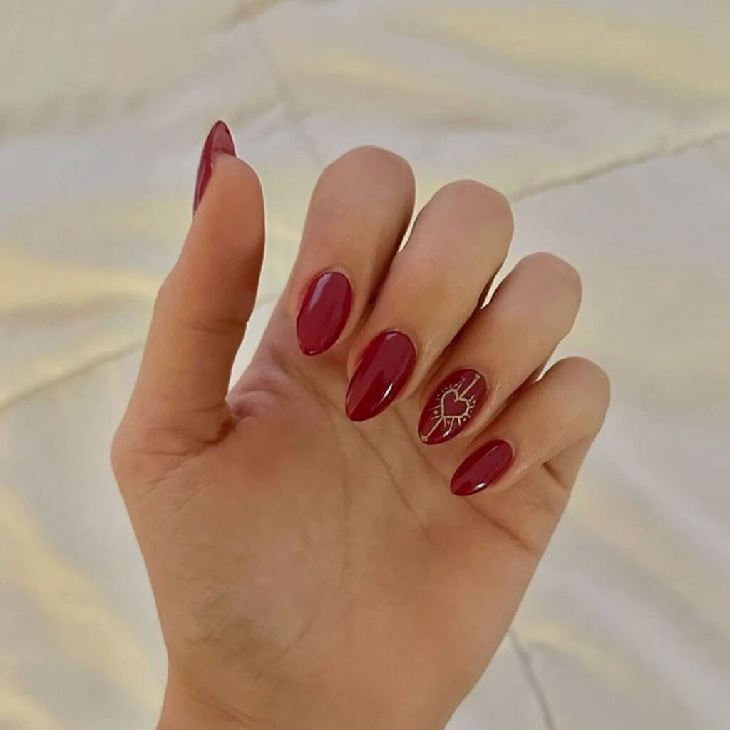 طراحی ناخن مینیمال با لاک قرمز