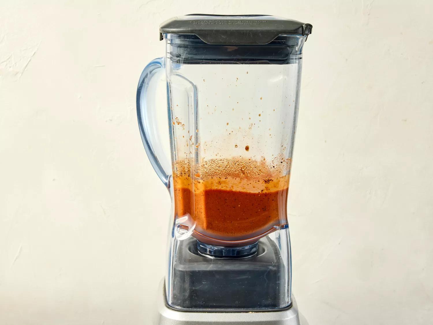 مخلوط کن حاوی سس باربیکیو وگان در حال آماده سازی طرز تهیه سس باربیکیو وگان