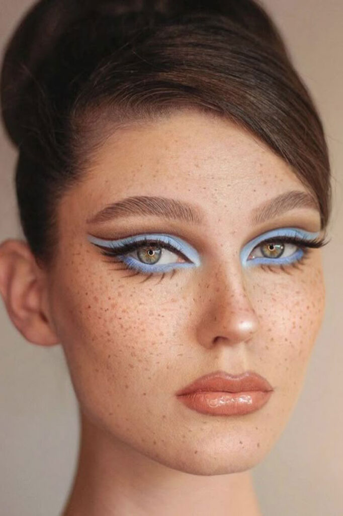 چگونه با سایه آبی، آرایش چشم خیره‌کننده‌ تری داشته باشیم؟ 