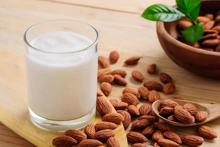 شیر بادام برای دادن بادام به کودک