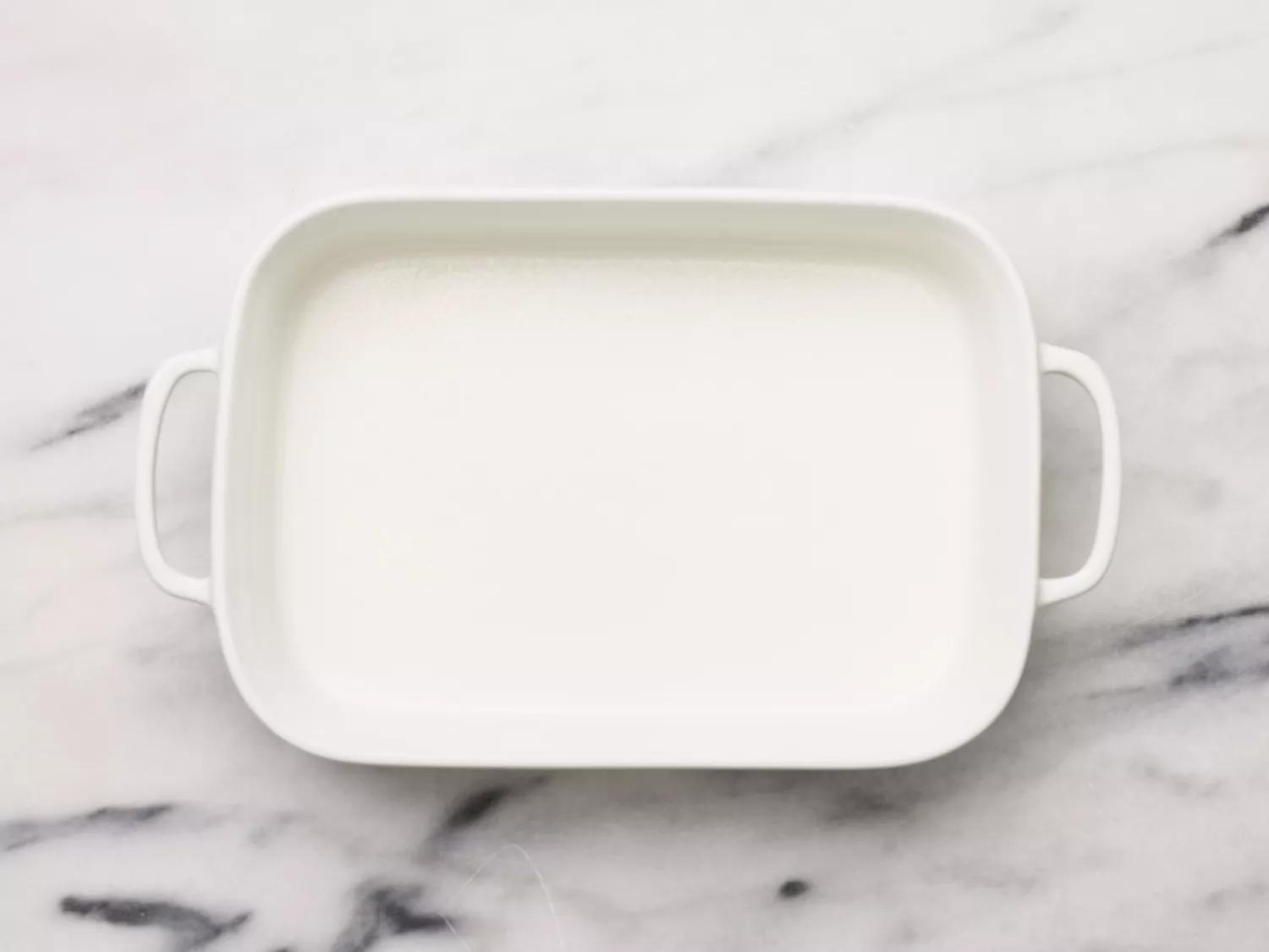 یک قالب 23x33 سانتی متر چرب شده برای کیک پودینگ