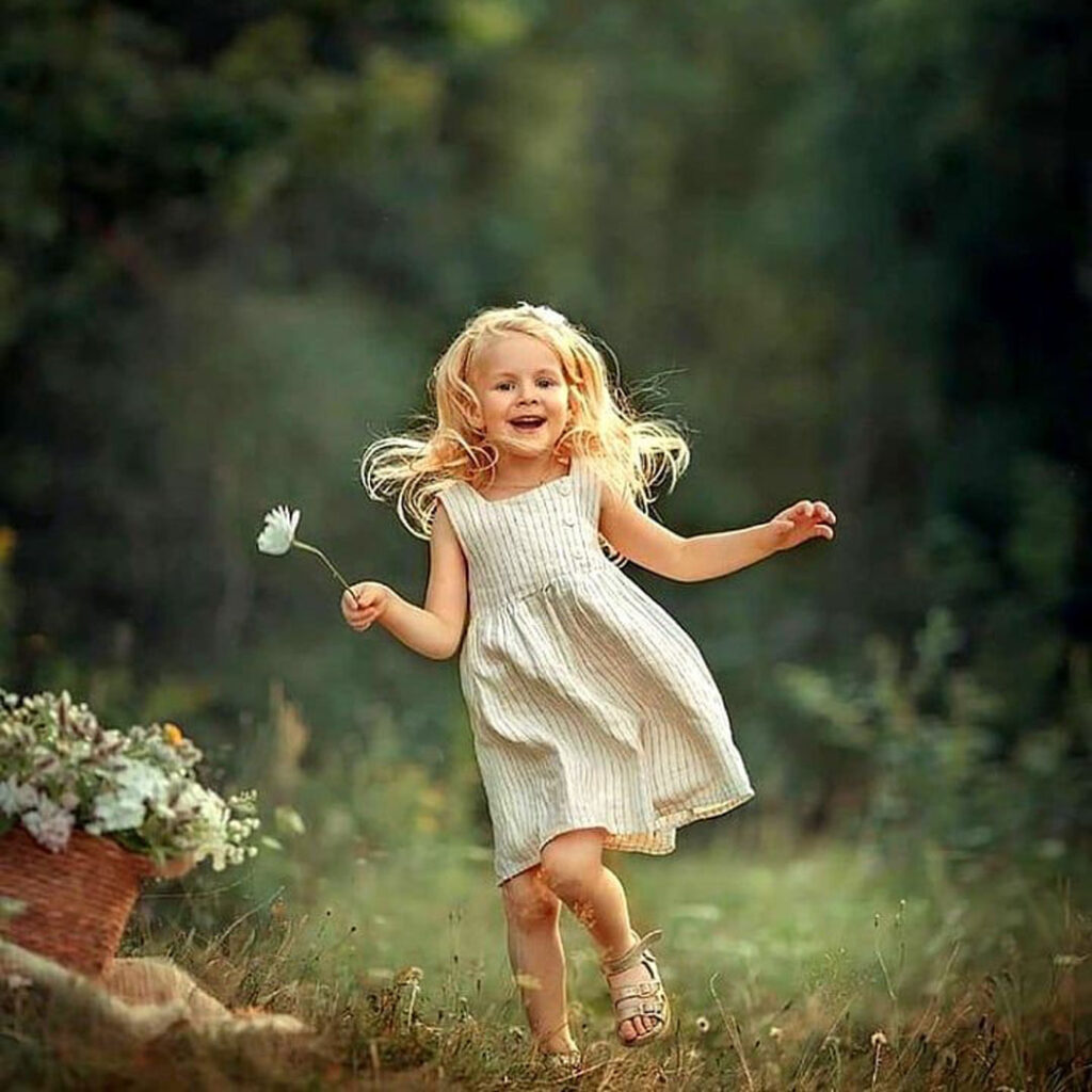 ژست کیوت عکاسی کودک در طبیعت