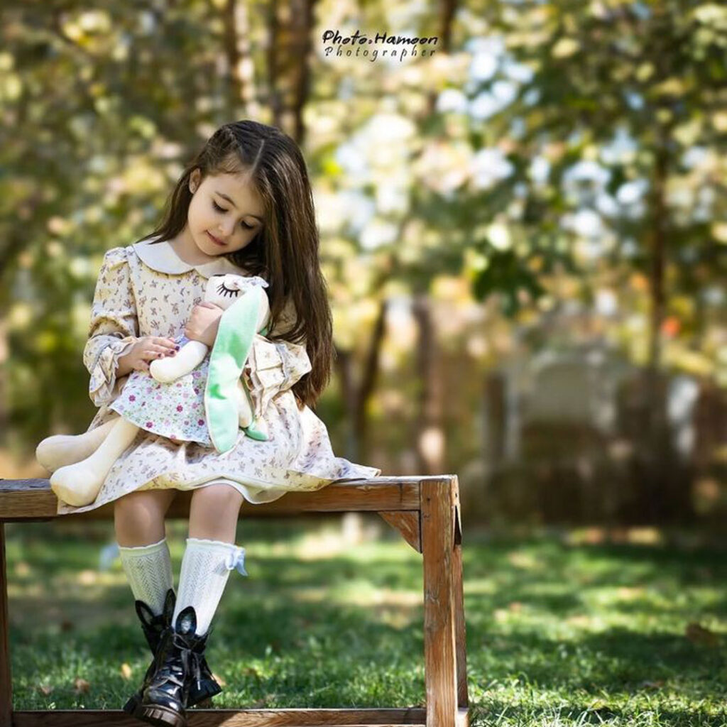 ژست مدرن عکاسی کودک در طبیعت