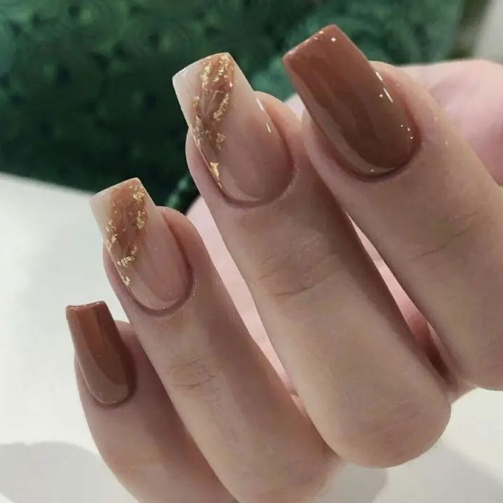 دیزاین ناخن با لاک قهوه‌ ای زیبا