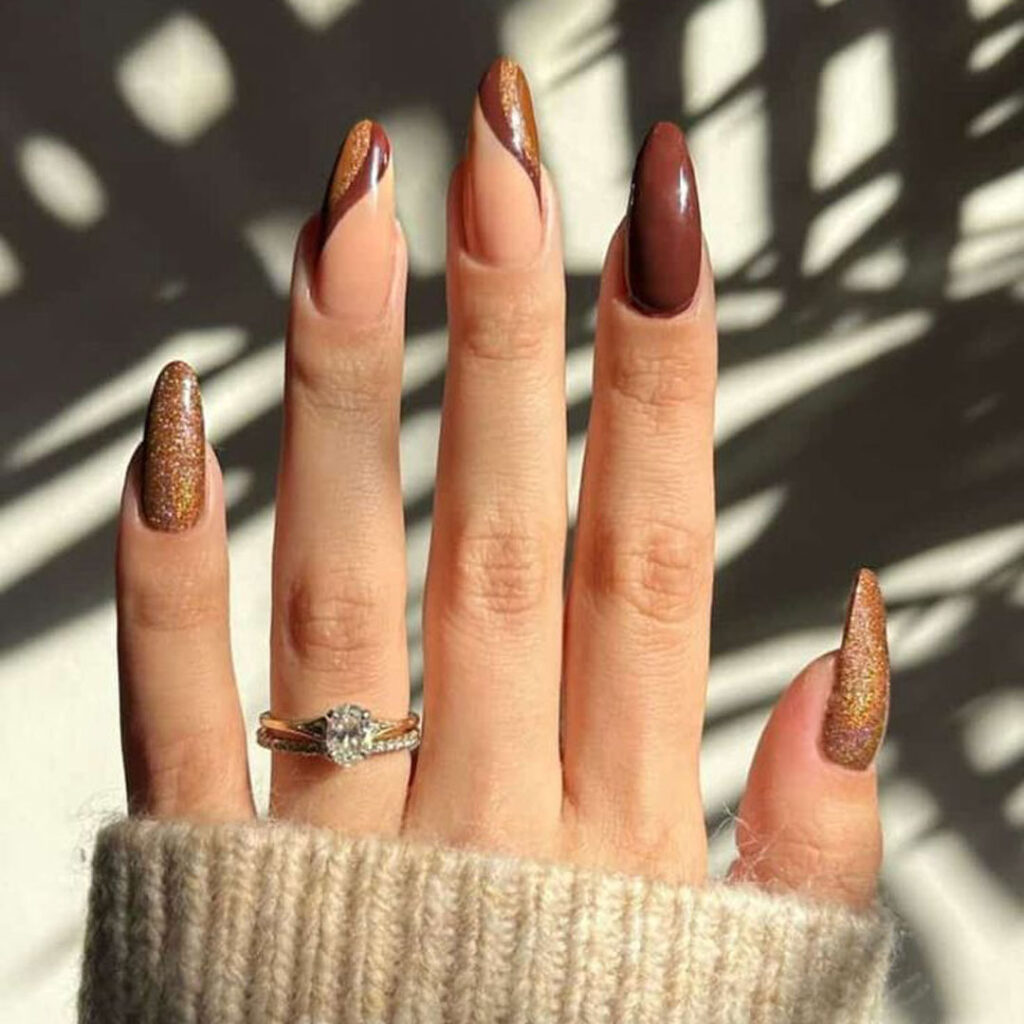 دیزاین ناخن با لاک قهوه‌ ای جذاب
