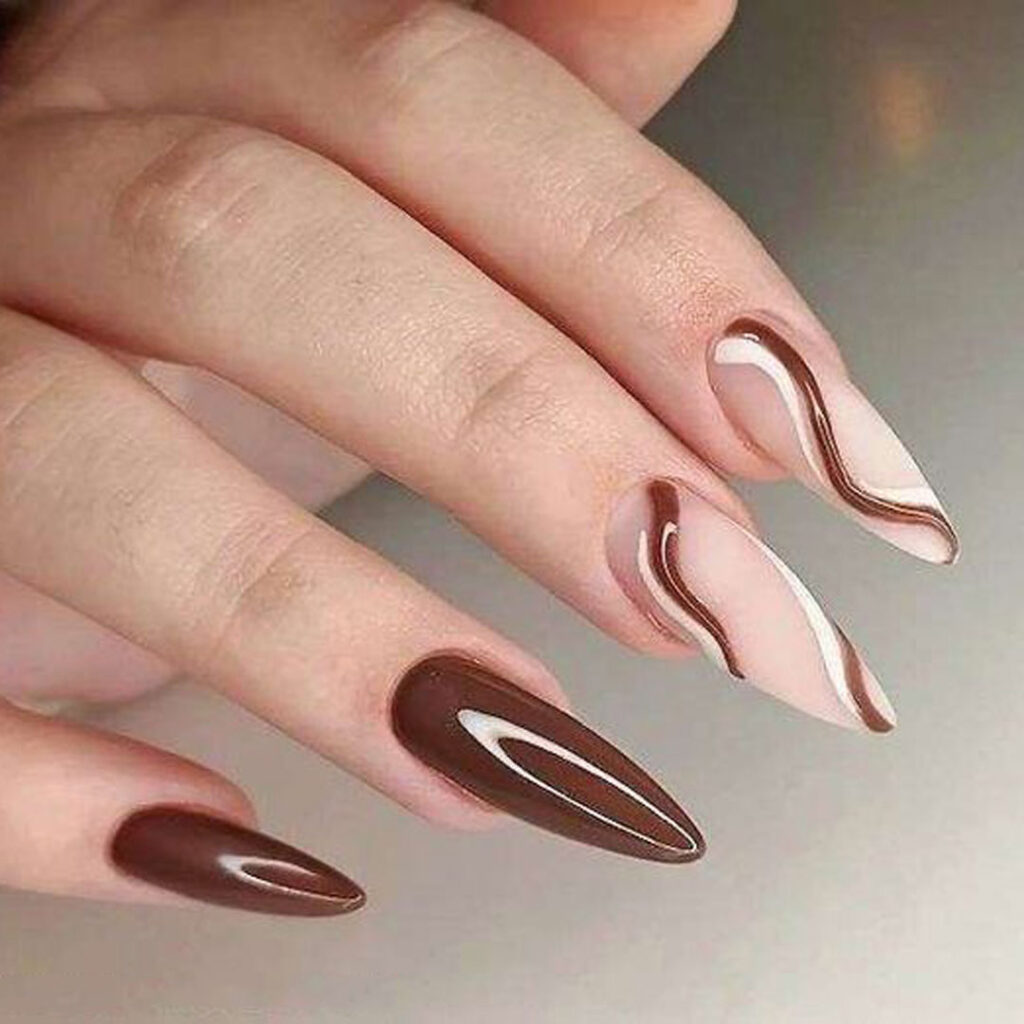 دیزاین ناخن با لاک قهوه‌ ای مینیمال