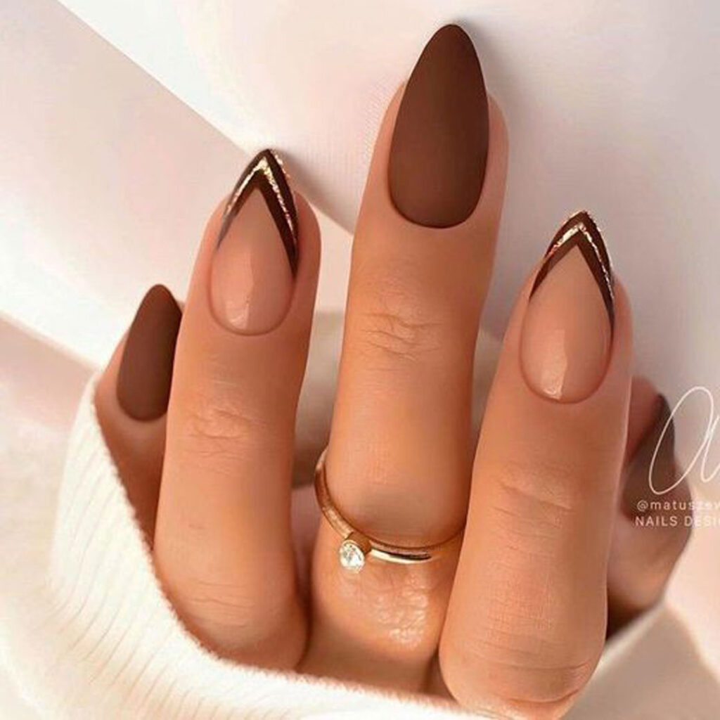 دیزاین ناخن با لاک قهوه‌ ای مدرن