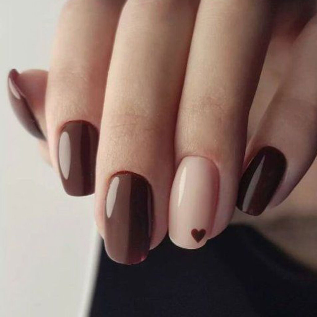 دیزاین ناخن با لاک قهوه‌ ای فانتزی