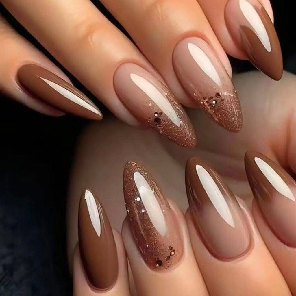 دیزاین ناخن با لاک قهوه‌ ای مینیمال