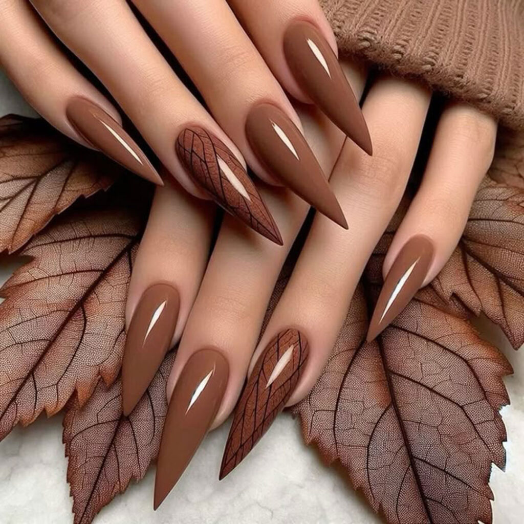 دیزاین ناخن با لاک قهوه‌ ای جذاب
