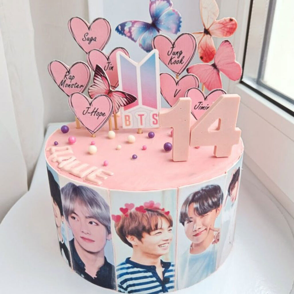 کیک BTS صورتی برای طرفداران کی‌ پاپ 
