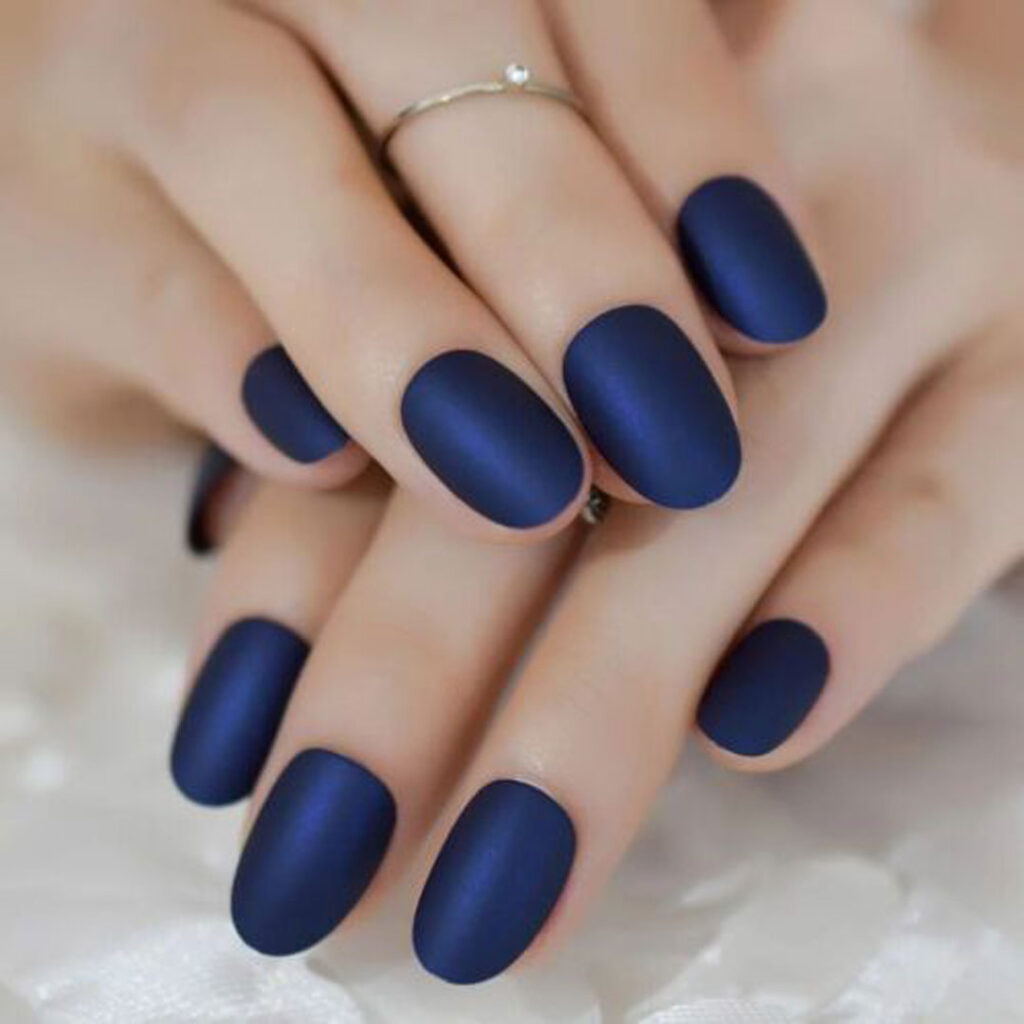 ناخن با لاک آبی تیره مینیمال