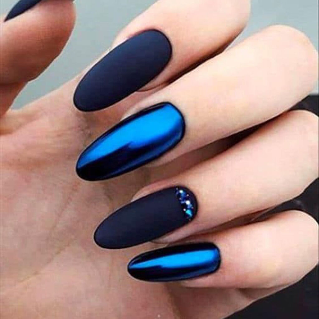 ناخن با لاک آبی تیره مدرن