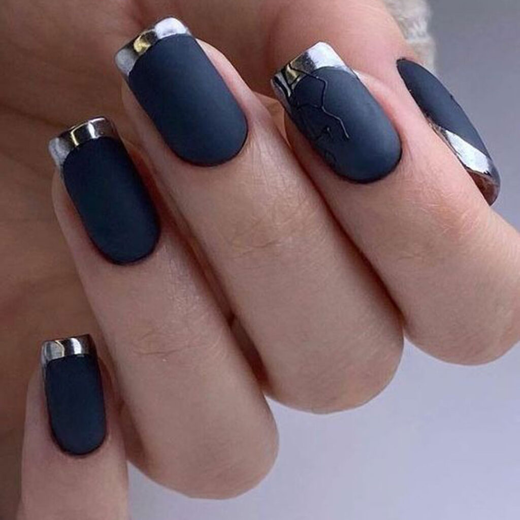 دیزاین ناخن با رنگ آبی تیره با فرنچ نقره ای