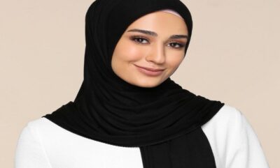 ۵ ترفند برای انتخاب شال مشکی ساده که استایلت را خاص می‌کند