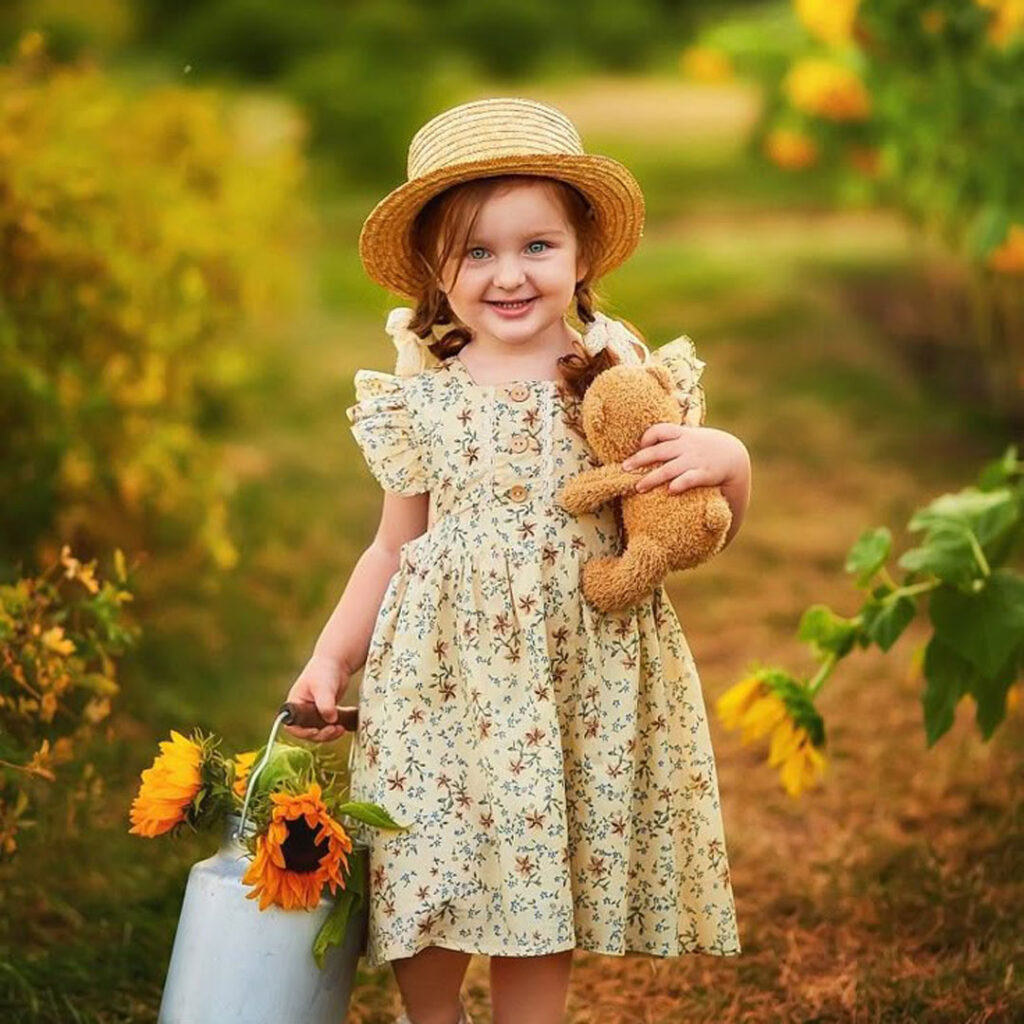 عکاسی کودک زیبا در فضای باز