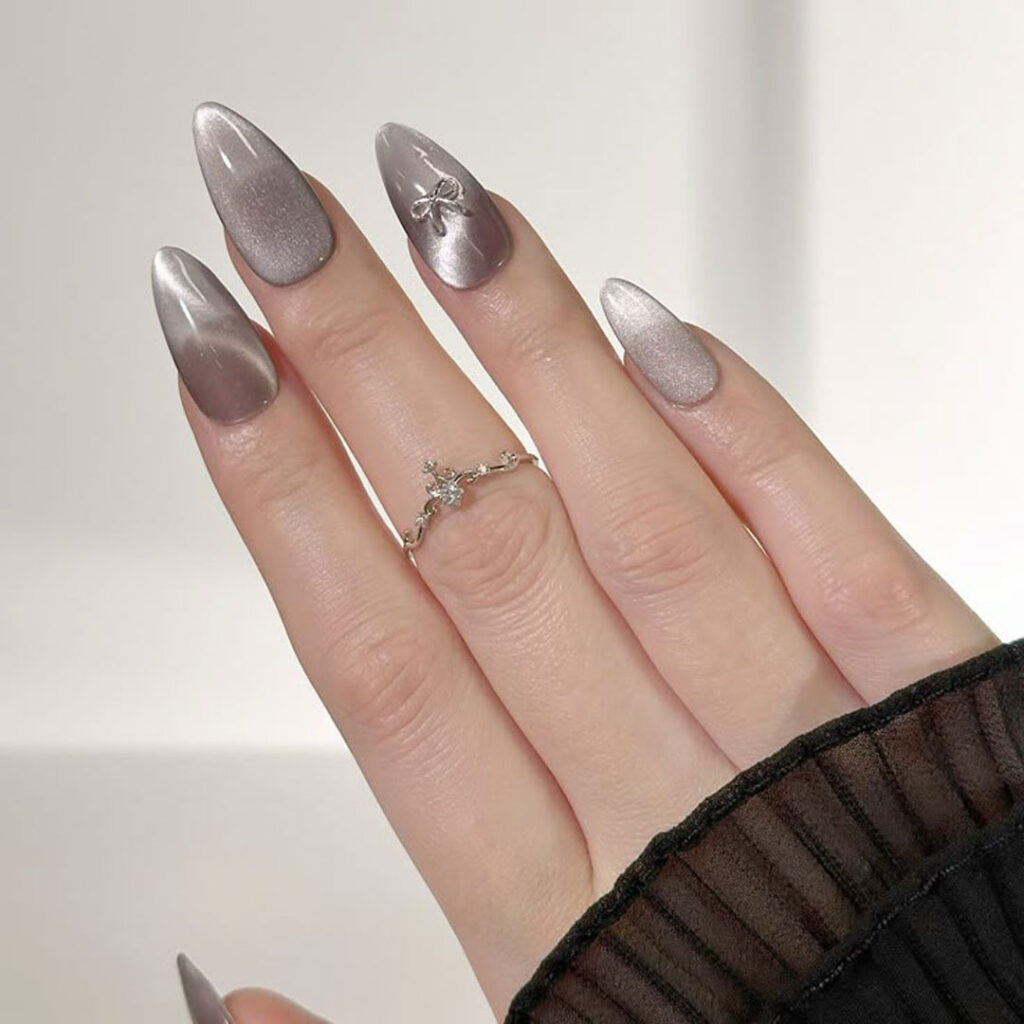 مدل ناخن Cat Eye طوسی