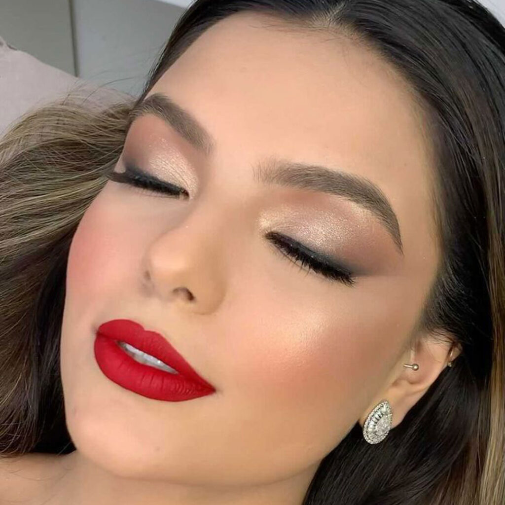 بهترین آرایش صورت با رژ قرمز