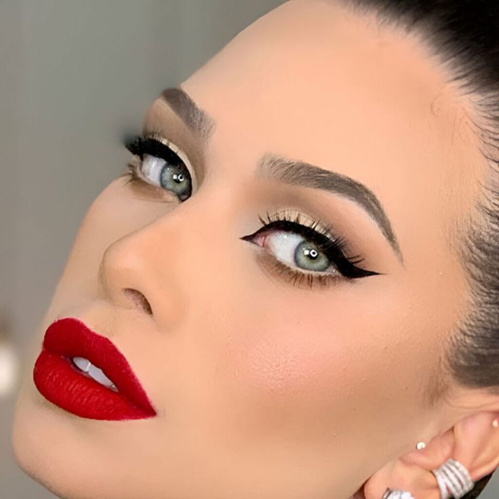 آرایش صورت با رژ قرمز مینیمال