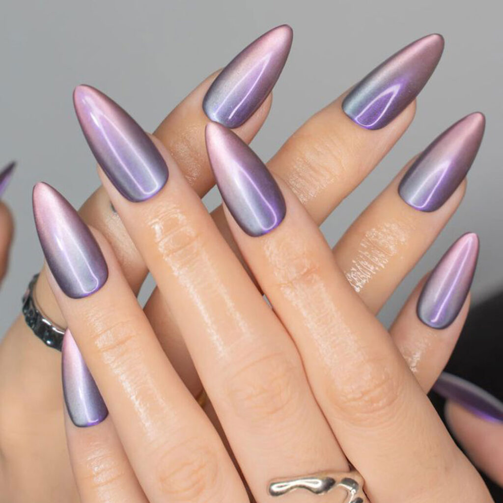طراحی ناخن آمبره کروم بنفش