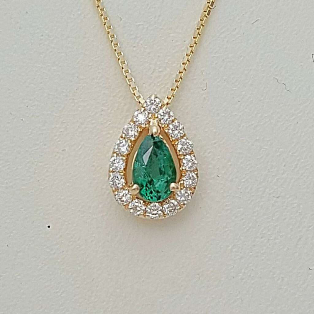 گردنبند گلابی‌ شکل با سنگ سبز