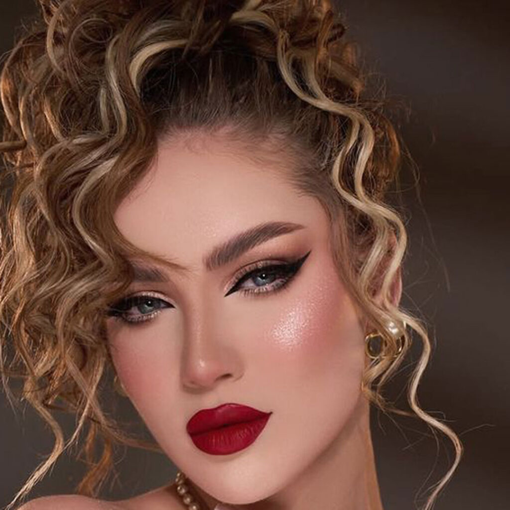 مدل آرایش دخترانه با رژ قرمز