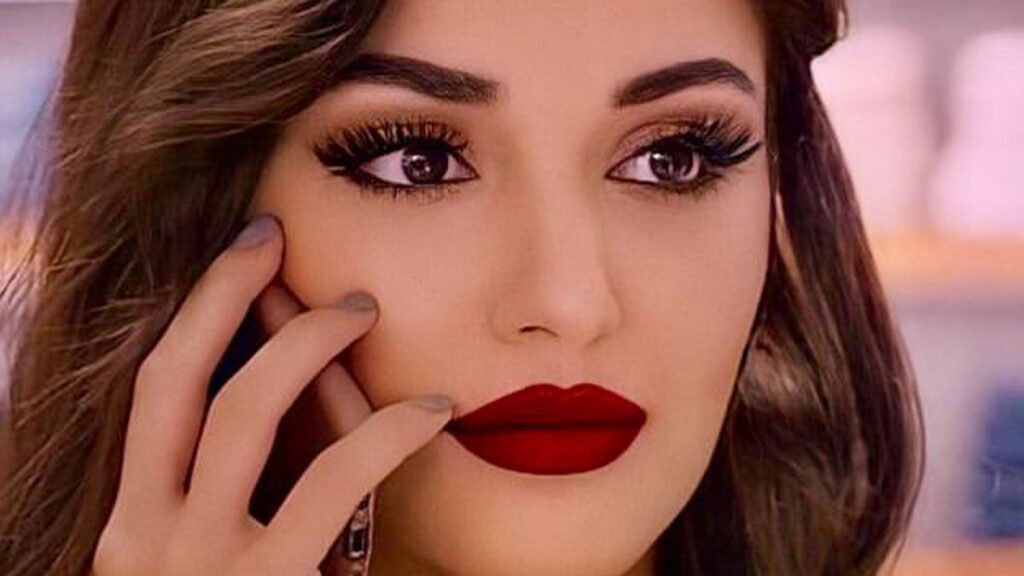 میکاپ به سبک هانده ارچل  با رژ قرمز