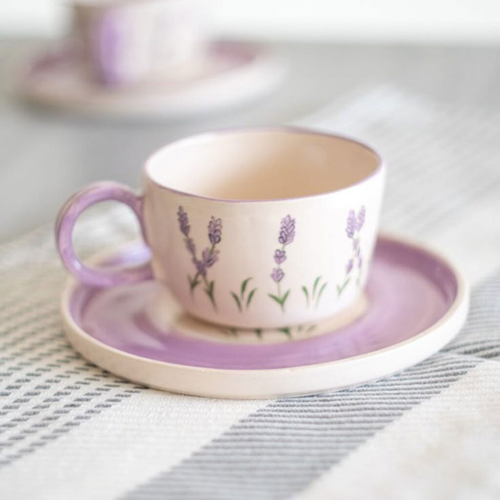 فنجان‌ چای بنفش
