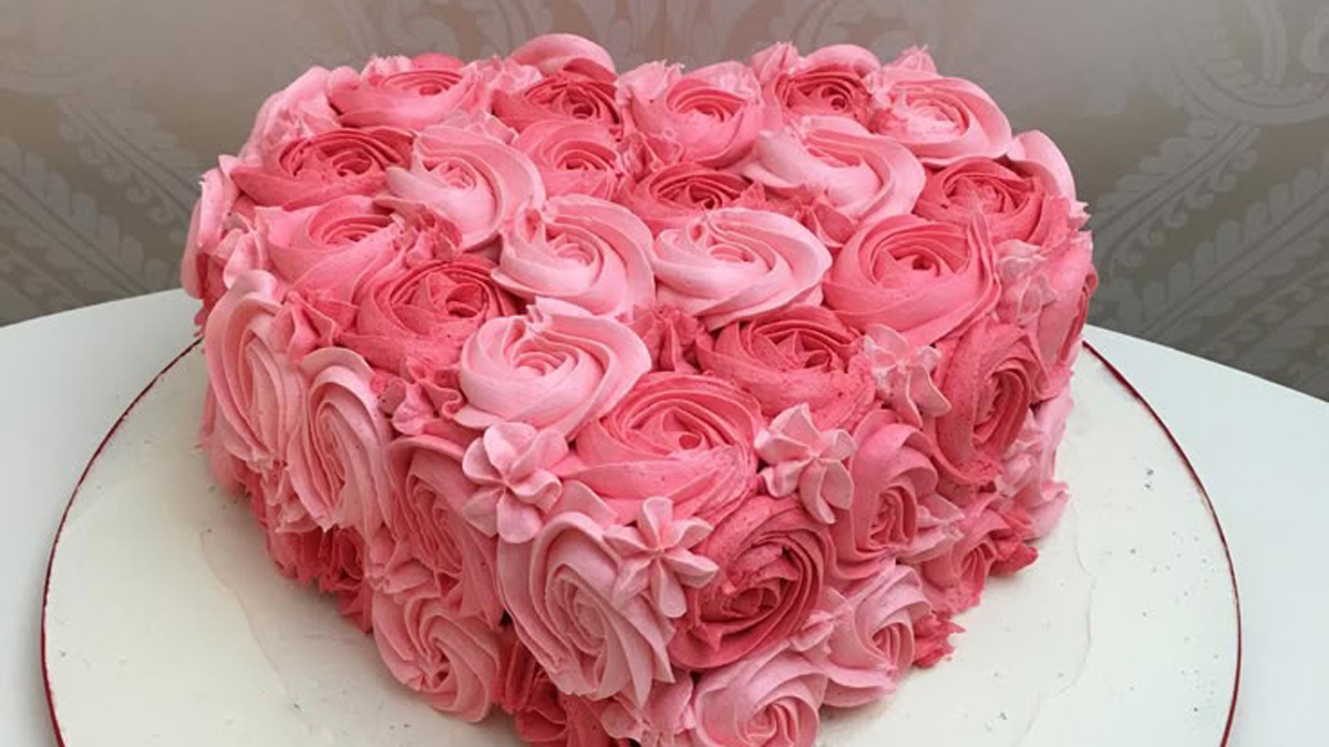 کیک با طرح LOVE؛ انتخابی رمانتیک برای سورپرایزهای 2025