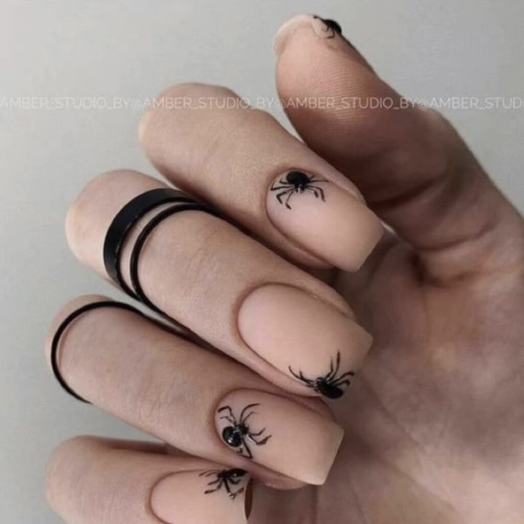 طراحی ناخن با طرح عنکبوت