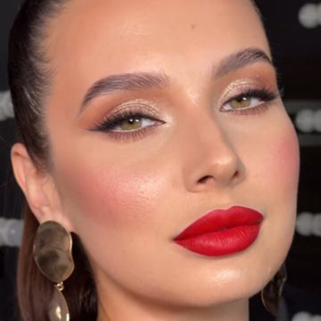 آرایش صورت با رژ قرمز شیک و جذاب