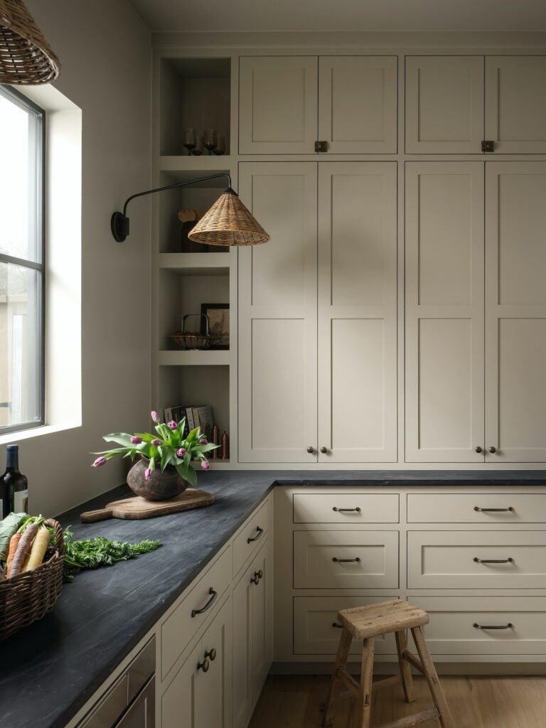 10) کابینت با رنگ کرم و زغال‌سنگی متعادل
