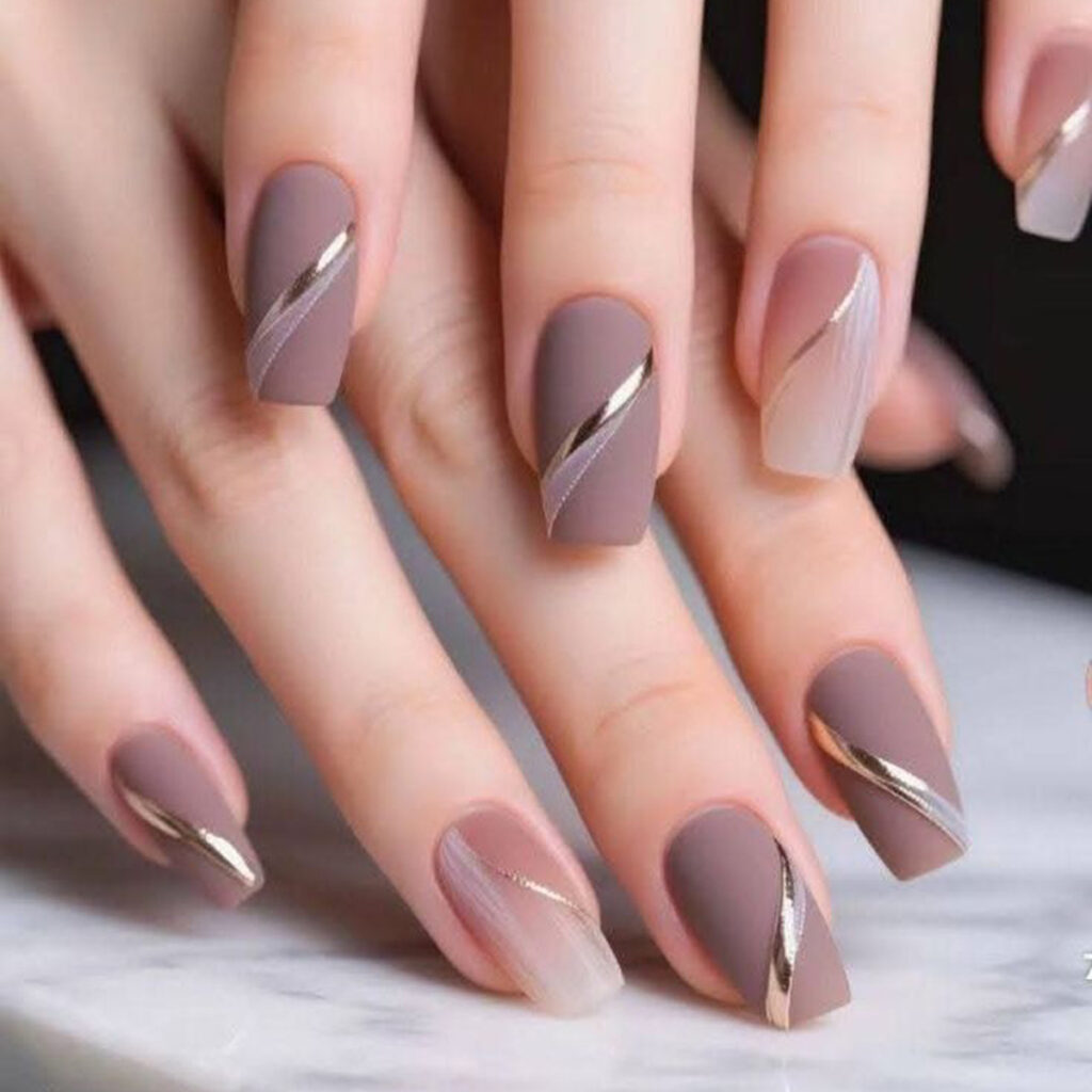 دیزاین ناخن مینیمال با رنگ‌ های گرم پاییز  