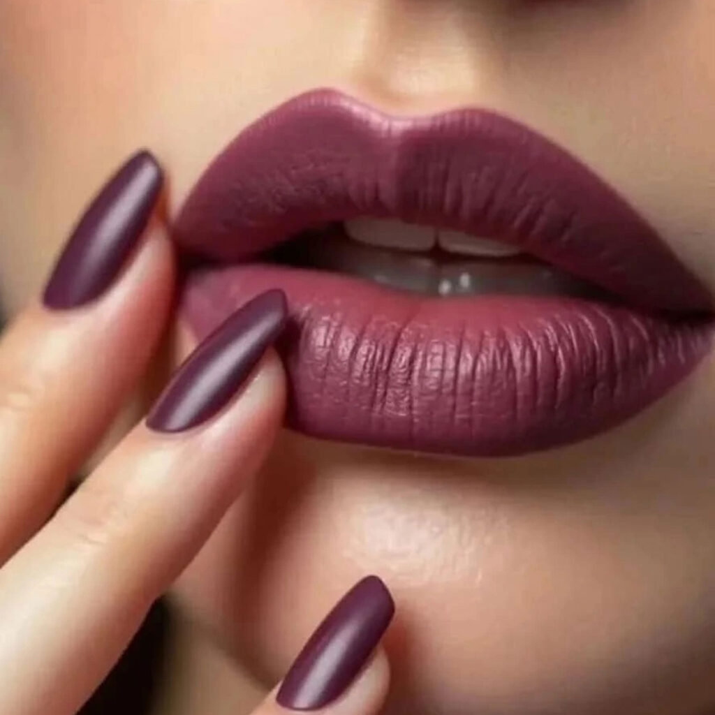 رنگ رژ لب و ناخن بنفش