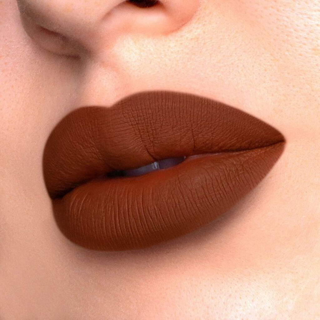 رنگ رژ لب قهوه‌ ای مات پاییزی