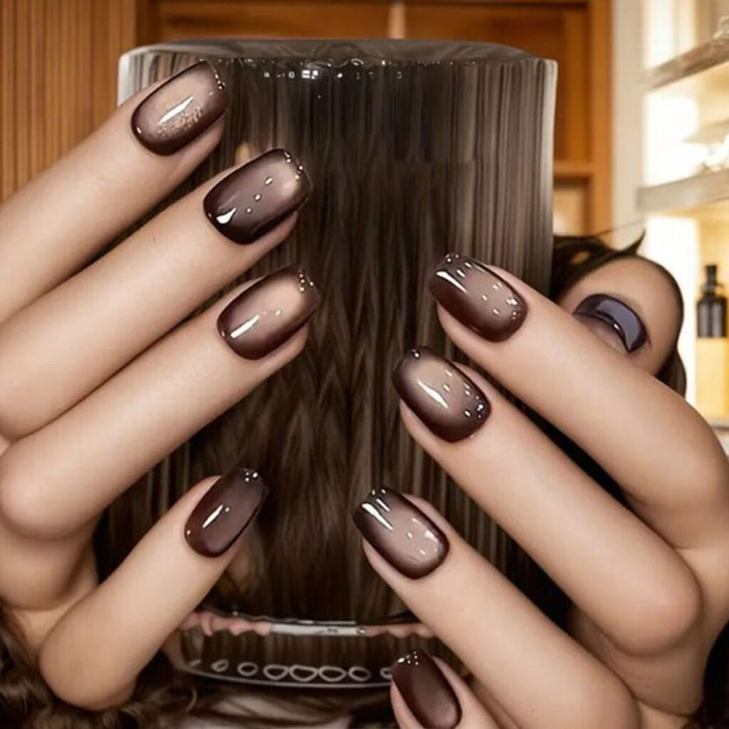 مدل ناخن قهوه‌ ای چشم گربه ای