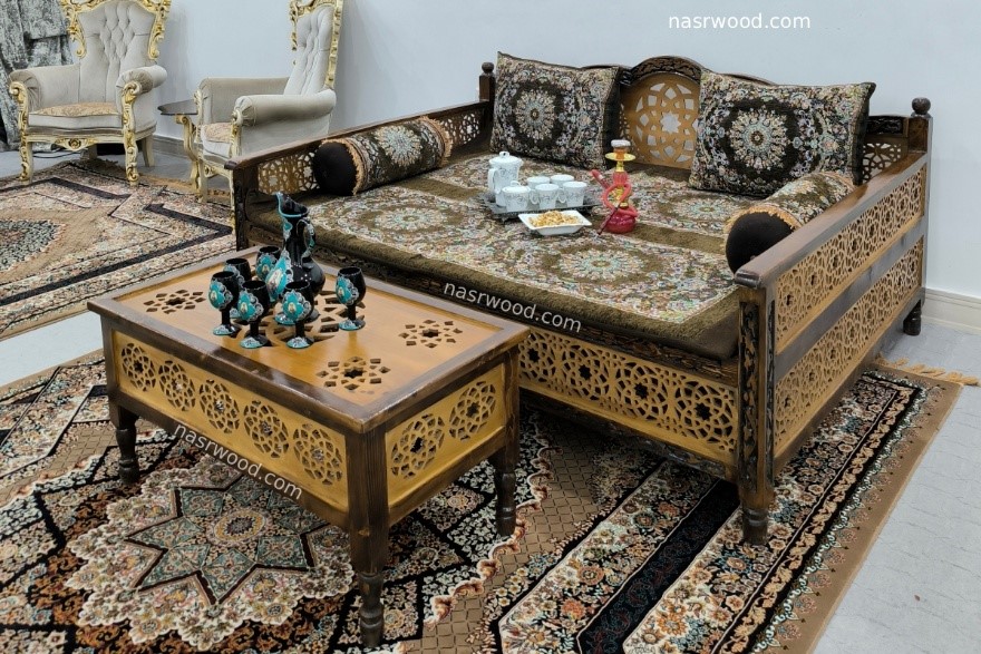 تخت سنتی در پذیرایی با کوسن های رنگی و دکور گرم ایرانی؛ چیدمان تخت سنتی در خانه