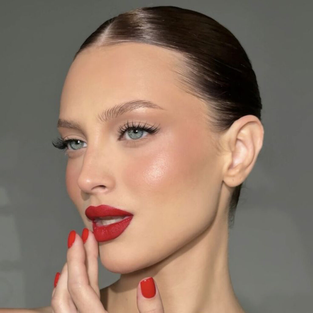 آرایش صورت با رژ لب قرمز زیبا