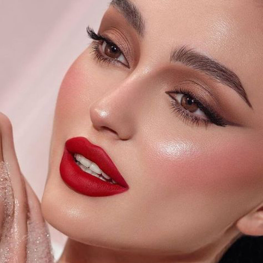 آرایش صورت با رژ لب قرمز جذاب