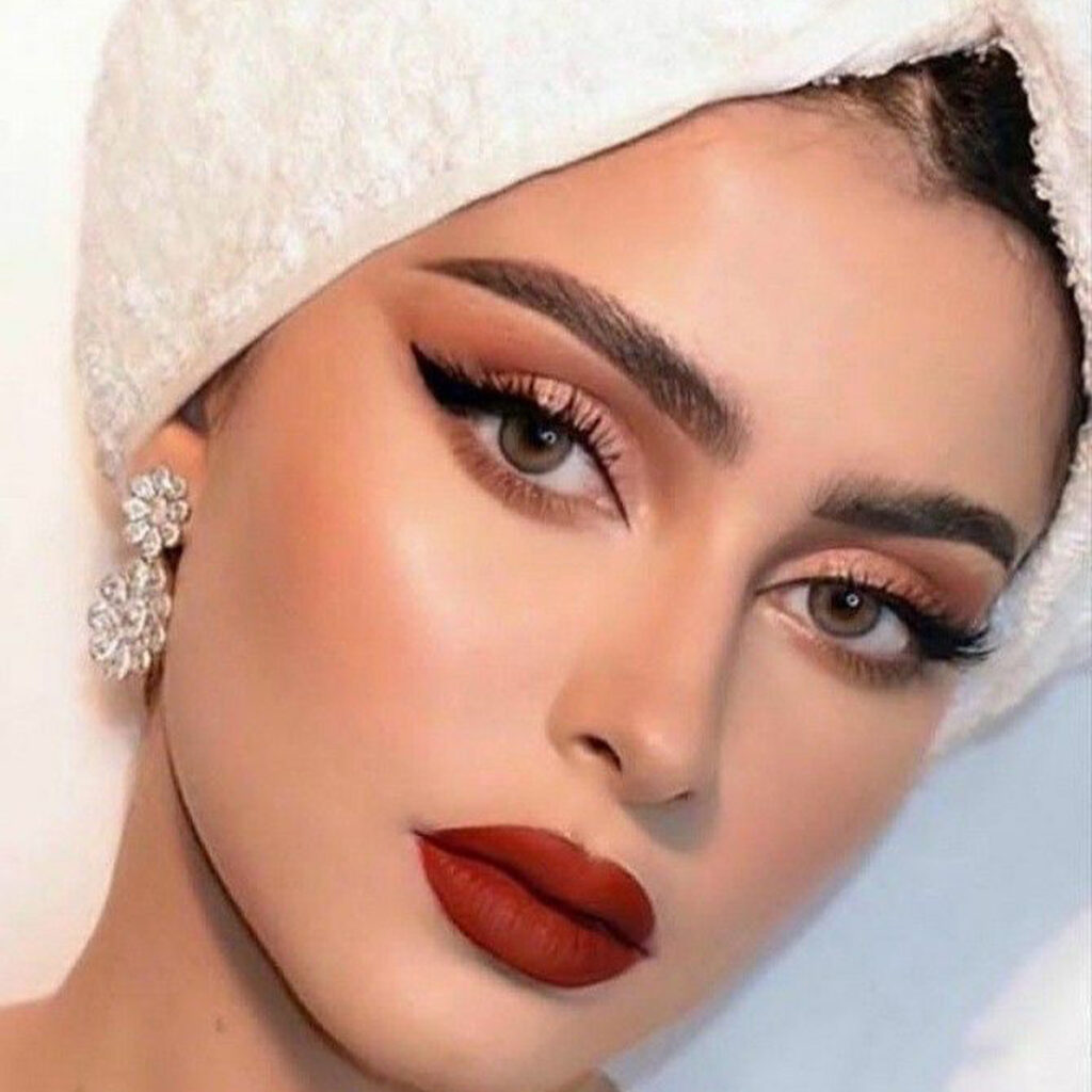آرایش صورت با رژ لب قرمز جذاب