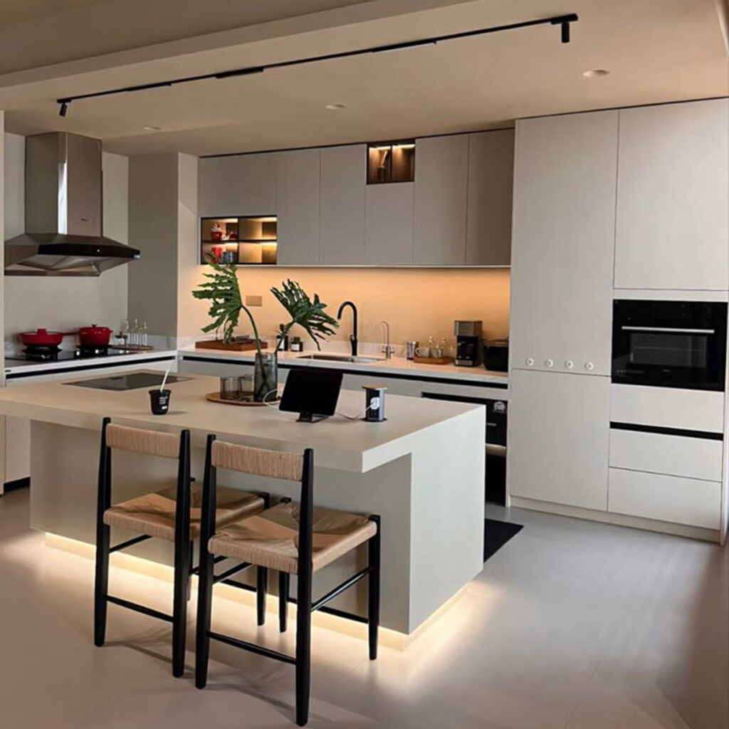 کابینت مدرن با دکور مینیمال سفید