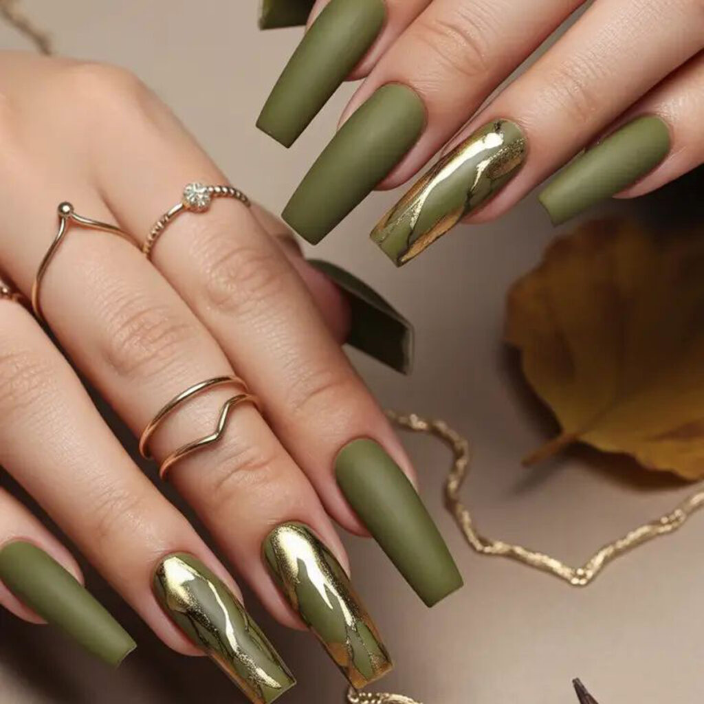 دیزاین ناخن سبز زیتونی شیک  و خاص