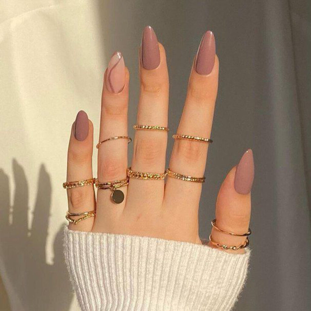 دیزاین ناخن مینیمال قهوه‌ ای ترند