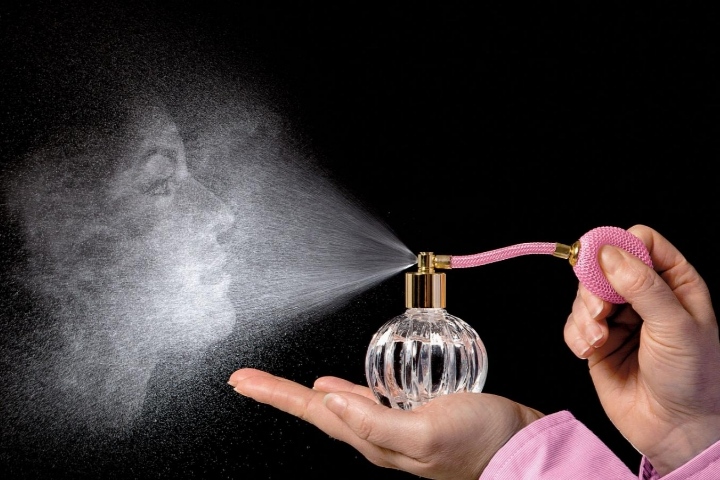 چرا بعضی عطرهای زنانه ماندگاری بیشتری دارند؟